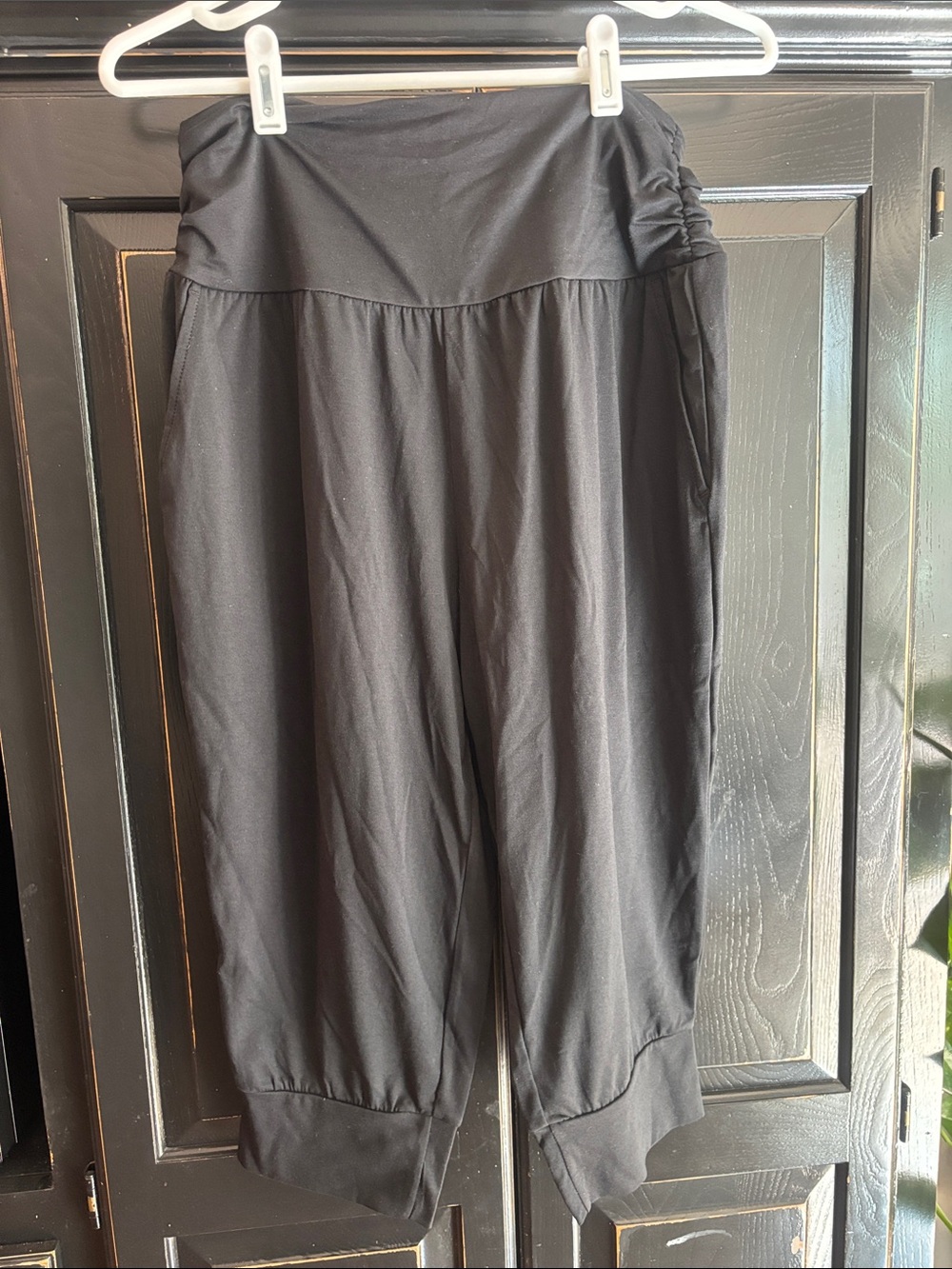 HALARA Black Jogger-Style Harem Capris